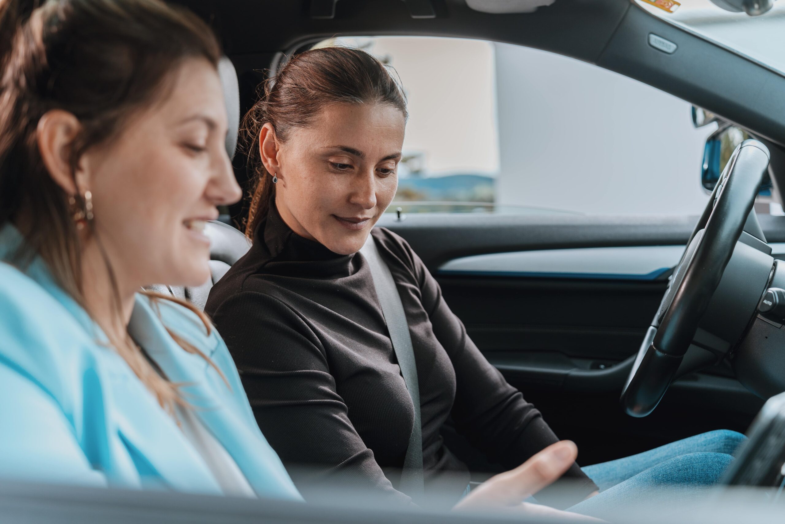 Marijana und Fahrschülerin - Driveup Fahrschule - Fahrschule in Altstetten, Albisrieden und Bahnhof Enge